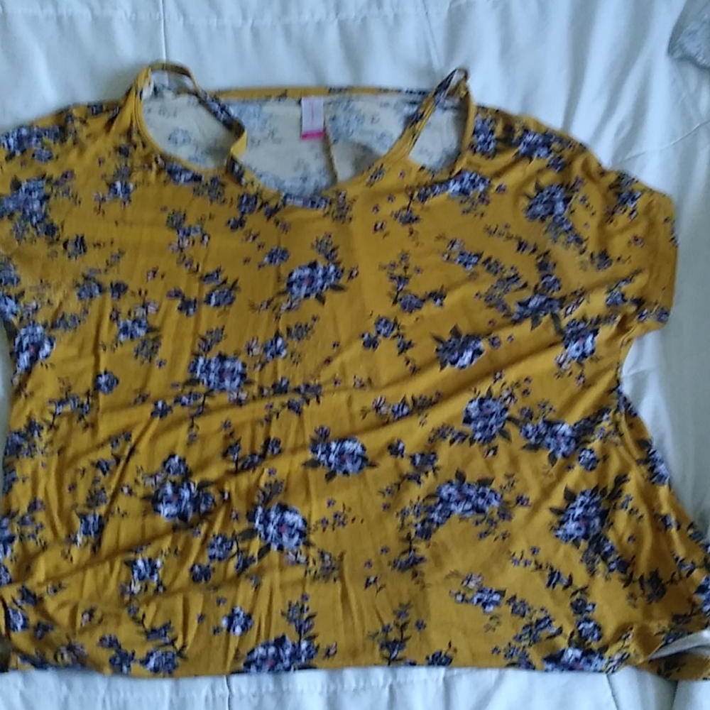 V-neck t-shirt with collar bone cut outs